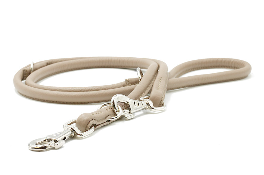 Elegante 2m lange Hundeleine aus beigem Leder mit robustem Karabinerhaken, rundgenäht für hohen Komfort.