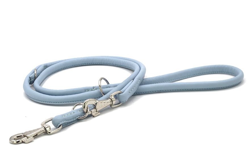 Hellblaue, runde Lederleine mit silbernem Karabinerhaken und Ring für Haustiere, elegant und praktisch.