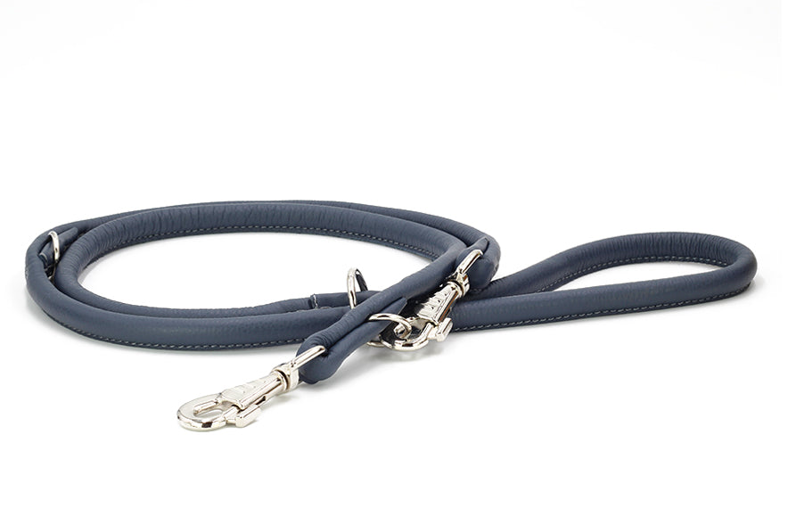 Dunkelblaue, gepolsterte Lederleine für Hunde, 2m lang mit silbernen Metallschnallen, in gerader Form und Schlaufe.