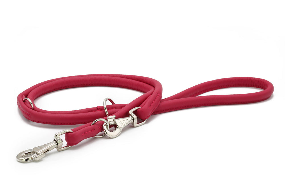 Rote rundgenähte Lederleine 2m mit stabilen Metallkarabiner und zusätzlicher Öse für Hunde. Komfortabel und strapazierfähig.