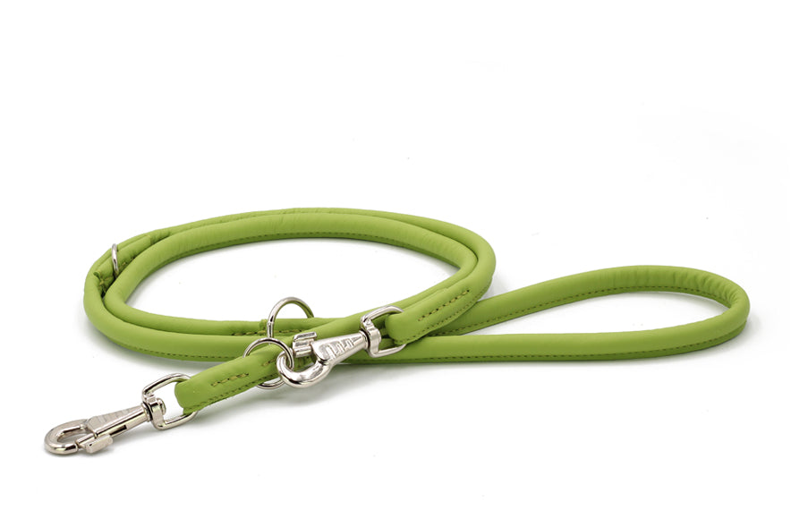 Grüne Lederleine rundgenäht, 2m, mit stabilem Karabiner und zusätzlicher Schlaufe für besseren Halt.