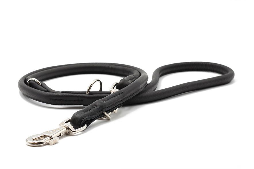 Schwarze Lederleine, rundgenäht, 2m lang mit silbernem Karabiner, gepolstert und mit Schlaufen für komfortable Handhabung.