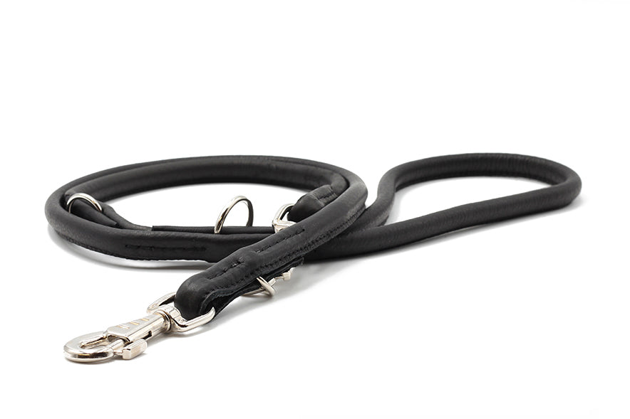Schwarze Lederleine, rundgenäht, 2m lang mit silbernem Karabiner, gepolstert und mit Schlaufen für komfortable Handhabung.