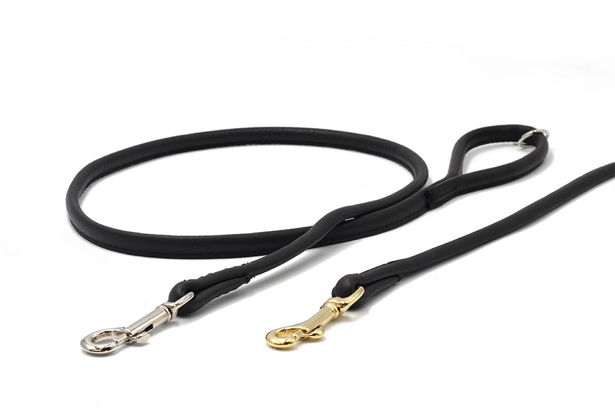 Schwarze Hundeleine 1,20 m mit silbernem Karabiner und goldenem Haken aus flexiblem Material.