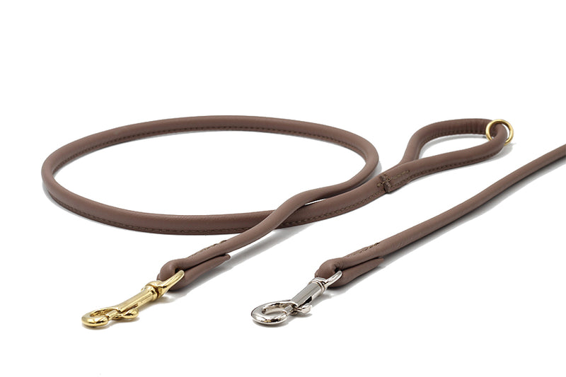Hunde-Leine aus braunem Leder, 1,20m lang, mit stabilen Karabiner und eleganter Schlaufe zum Halten.