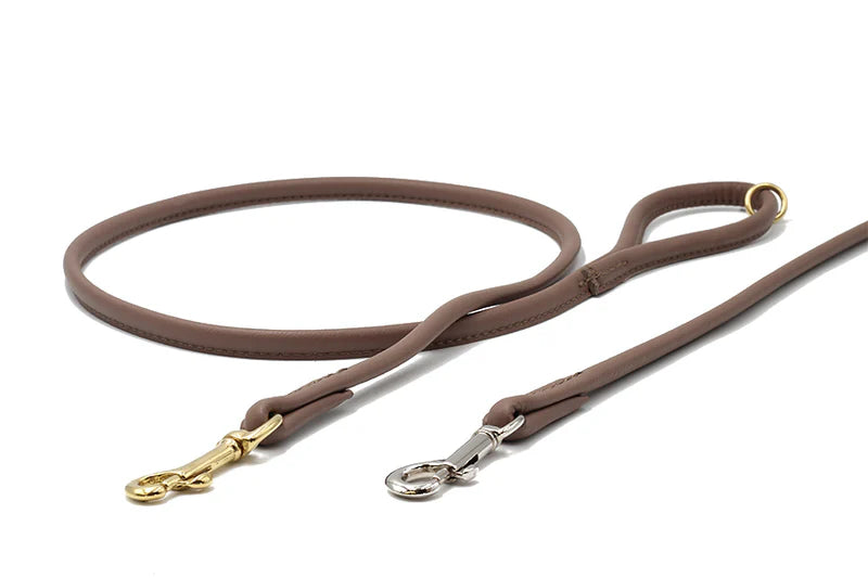 Elegante Hunde-Leine aus braunem Leder mit Karabinerhaken und stabilen Griff, 1,20m lang, in edlem Design.