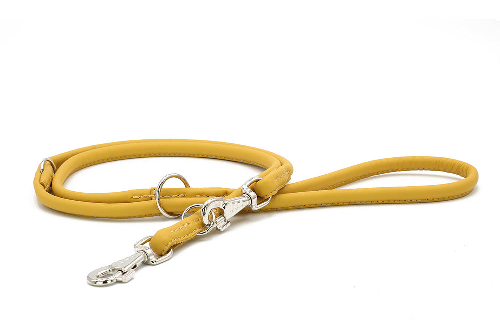 Gelbe Lederleine, 2m lang, Rundgenäht mit silberfarbenem Karabinerhaken und Ring, elegant und hochwertig.