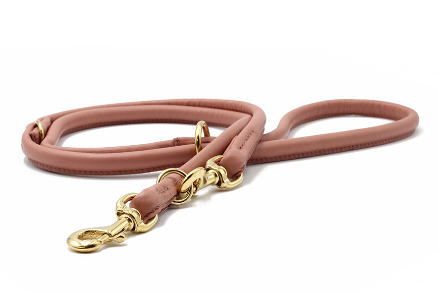 Hochwertige 2m Lederleine in sanftem Rosa mit goldenen Beschlägen und Karabinerhaken für Hunde.