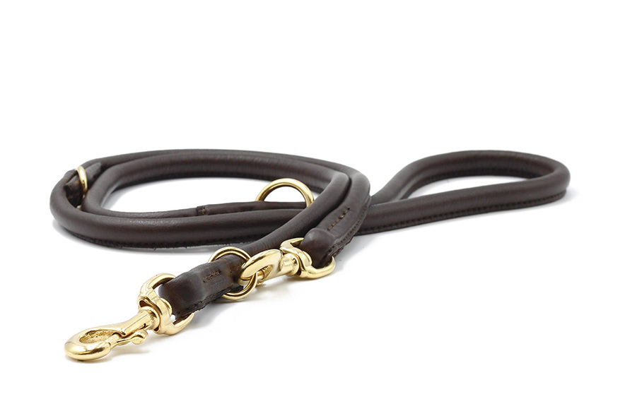 Braune Lederleine, rundgenäht, 3m lang mit goldenen Beschlägen und Karabinerhaken für Hundegeschirr.