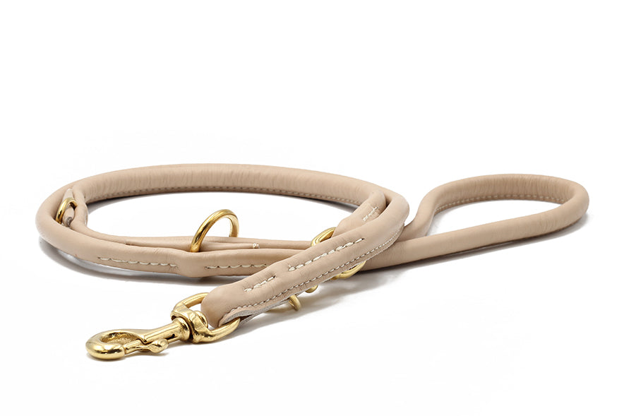 Elegante beige Lederleine mit goldenem Karabiner, rundgenäht, 2m lang und geschmeidig in der Handhabung.