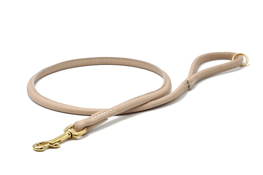 Beigefarbene Hundeleine 1,20m aus Leder mit goldfarbenem Karabinerhaken für elegantes Zubehör.
