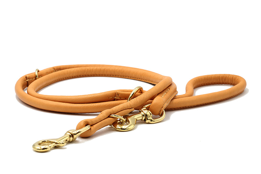 Hochwertige hellbraune Lederleine mit goldenen Beschlägen, 2m lang, weich und komfortabel für Hunde.