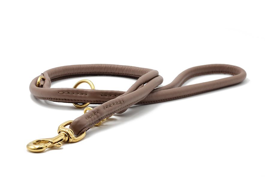 Elegante 2m lange runde Hundeleine in Braun mit goldfarbenem Karabinerhaken aus weichem Material.
