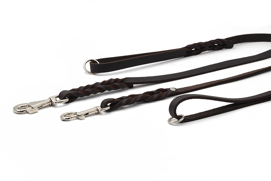 Braune Fettlederleine ab 1m mit geflochtenem Design und zwei silbernen Karabinerhaken für Hunde.