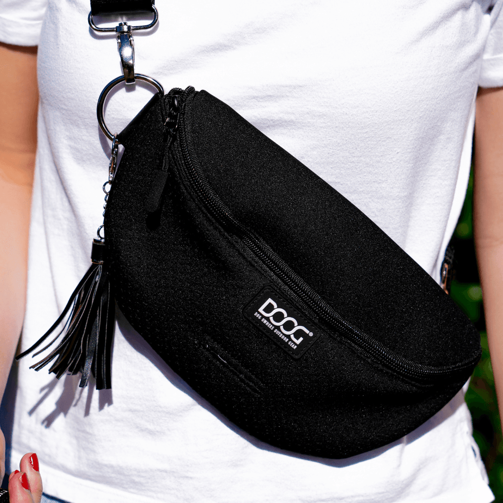 Schwarze DOOG Neosport Hip Belt Gürteltasche mit Reißverschluss und Schultergurt, tragend von einer Person.