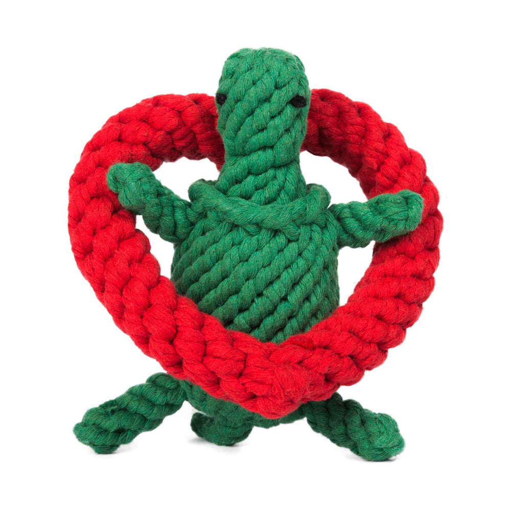 ALT-Text: Grünes und rotes Seilspielzeug "Tina Turtle" für Hunde, runder Kopf und herzförmige Umarmung für Spielspaß.