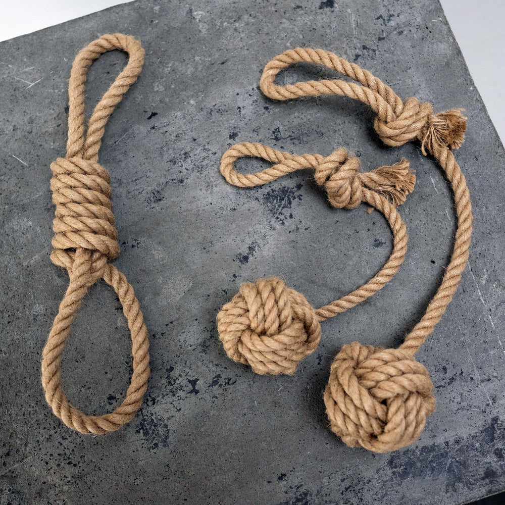 "Rope Rebel Zergel aus Hanfseil mit Schlaufe und Knoten für zahnpflegenden Hundespaß."