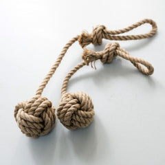 Natur Schleuderball aus geflochtenem Hanfseil mit großen Knoten für robustes Spiel und Spaß im Freien.