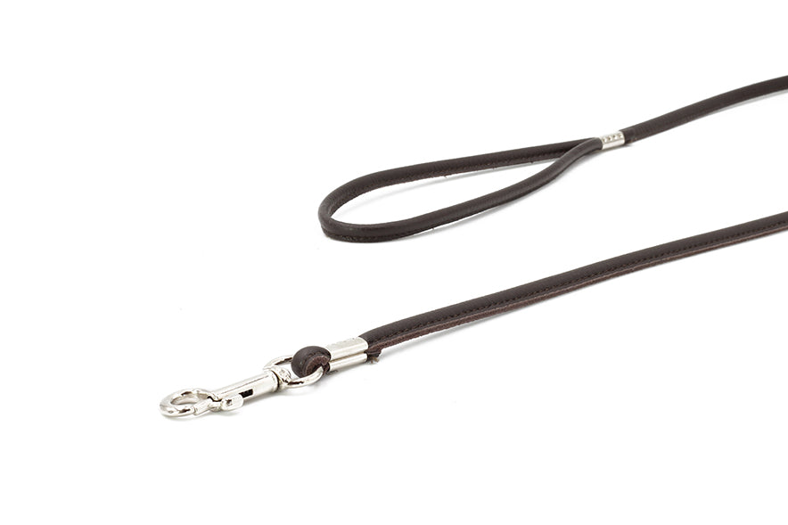 Braune Lederhundeleine 1m mit einfachem Griff und metallischem Karabinerhaken auf neutralem Hintergrund.
