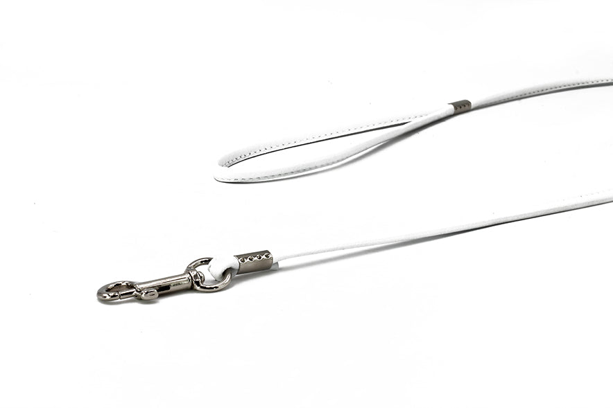 Weiße 1m lange Hundeleine aus Leder mit silbernem Karabinerhaken auf weißem Hintergrund.