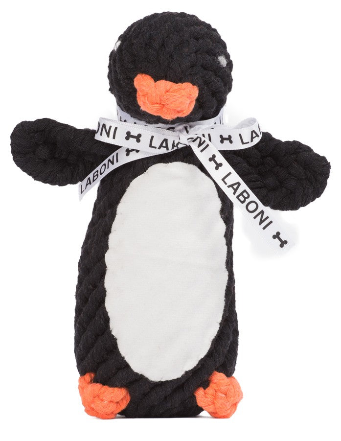Pinguin-förmiges Hundespielzeug aus geflochtenem Material, weißer Bauch, orange Details, "LABONI"-Band um den Hals.