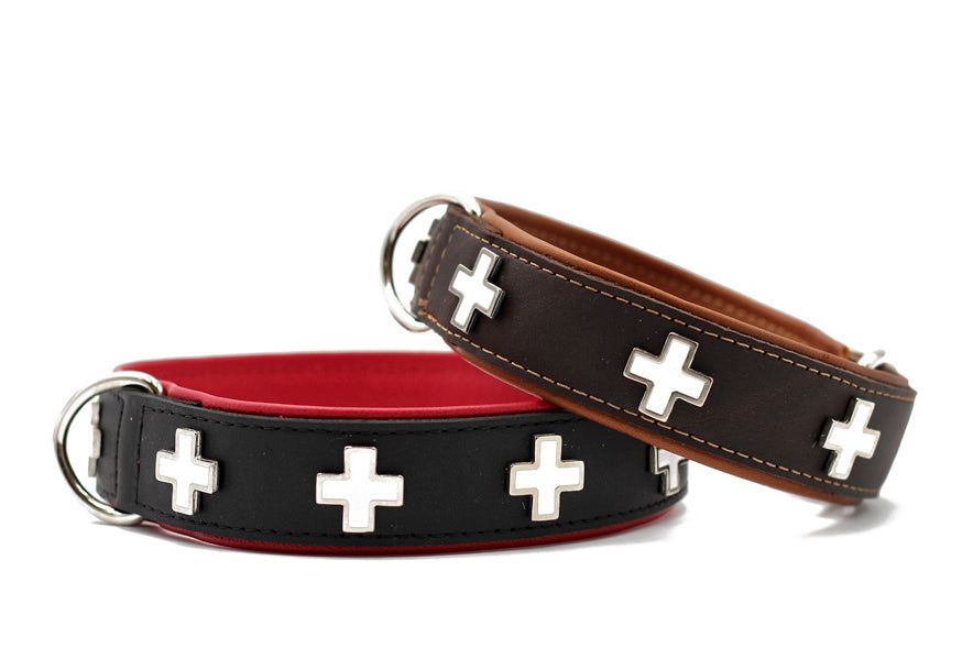 Schwarzes und braunes Hundehalsband mit Schweizer Kreuz-Design und auffälliger Innenauskleidung.