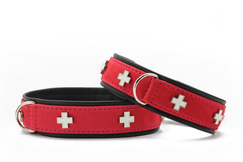 "Set aus zwei rot-schwarzen Halsbändern aus Nubukleder mit silbernen Kreuzmotiven und verstellbarer Schnalle."