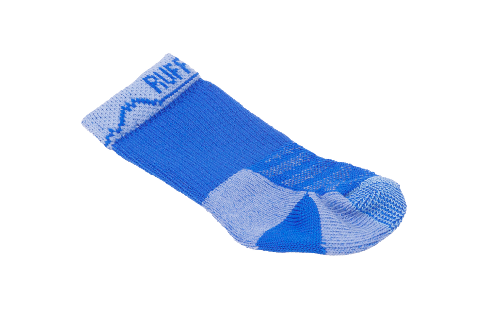 Bark'n Boot™ Hundesocken in Blautönen mit gestickter Aufschrift, ideal für sportliche Aktivitäten.