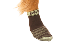 Braune Bark'n Boot™ Hundesocken mit grünem Bündchen und "RUFFFU"-Schriftzug, idealer Schutz für Hundepfoten.
