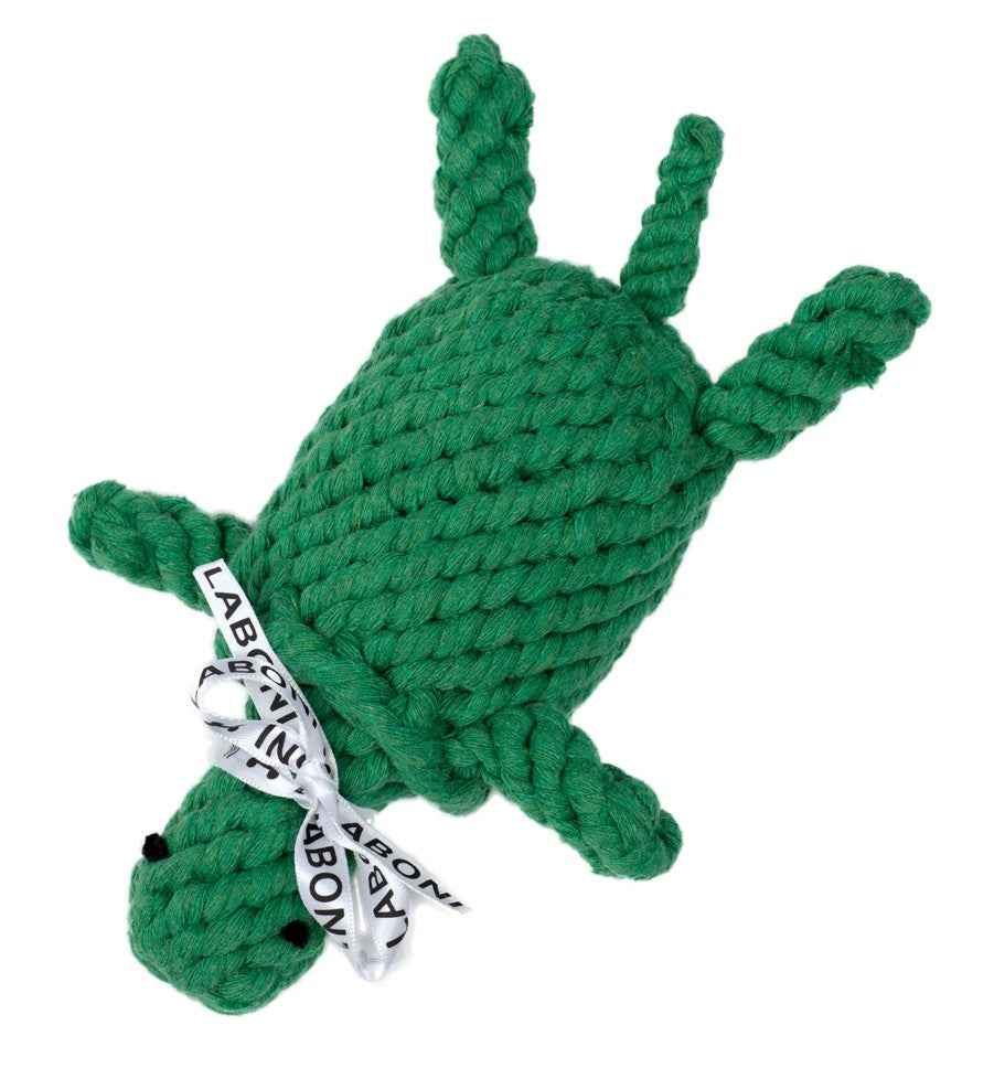 ALT-Text: Grünes geflochtenes Spielzeug in Schildkrötenform für Hunde mit Schnur und "LABONI"-Schleife. Ideal für Spiel und Spaß!