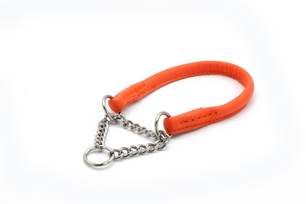 Oranges Hundehalsband aus Leder mit Ketteneinsatz und D-Ring zur Leinenbefestigung, rundgenäht für Haltbarkeit.