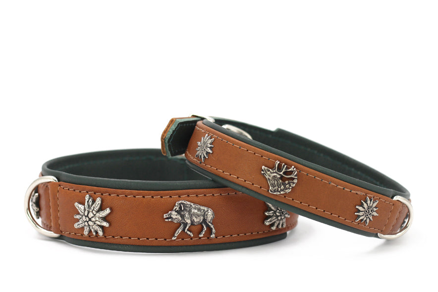 Braune Lederhundehalsbänder mit Wildschwein- und Hirschmotiven sowie grüner Innenseite für stilvolle Jagdfans.