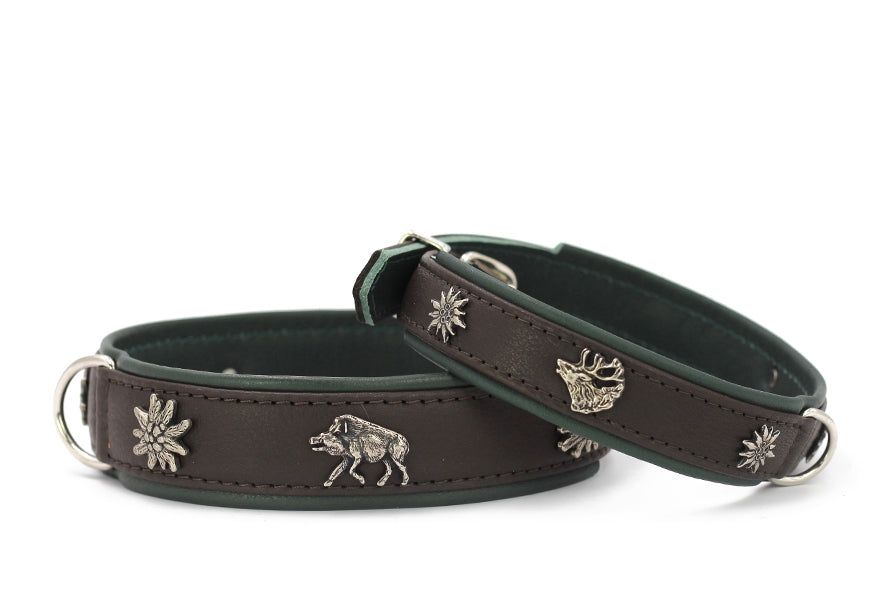 Braune Lederhalsbänder mit grünen Innenflächen und silbernen Tier- und Pflanzenanhängern für die Jagd.