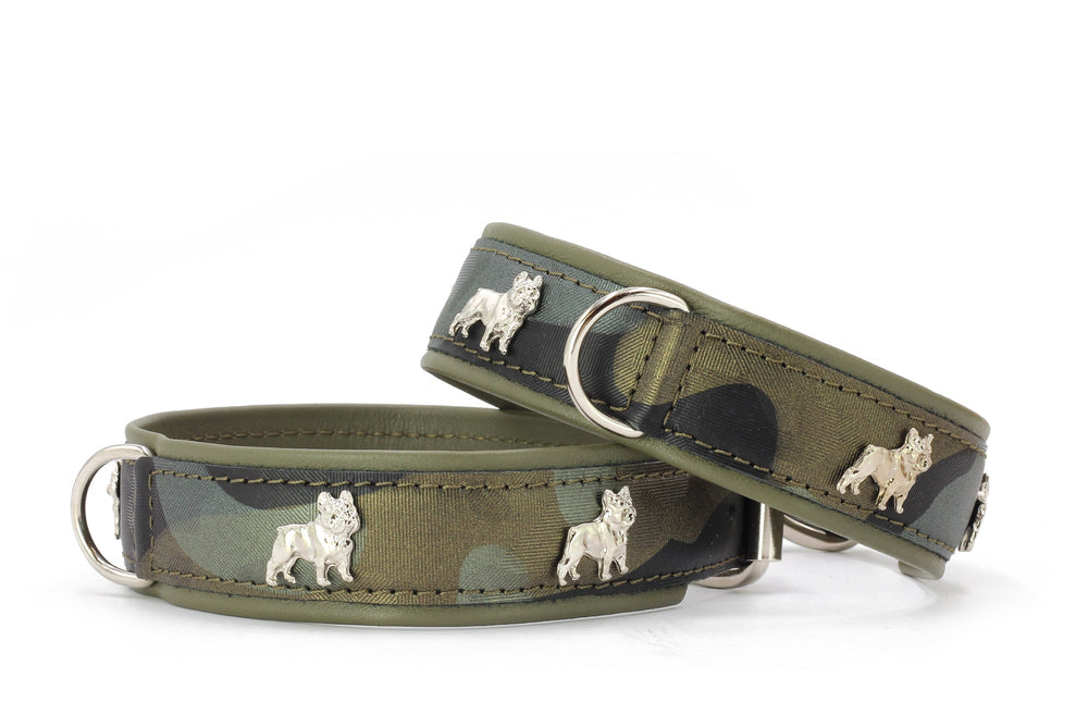 Halsband für Französische Bulldogge im Camouflage-Muster mit silbernen Emblemen und praktischer Schnalle.