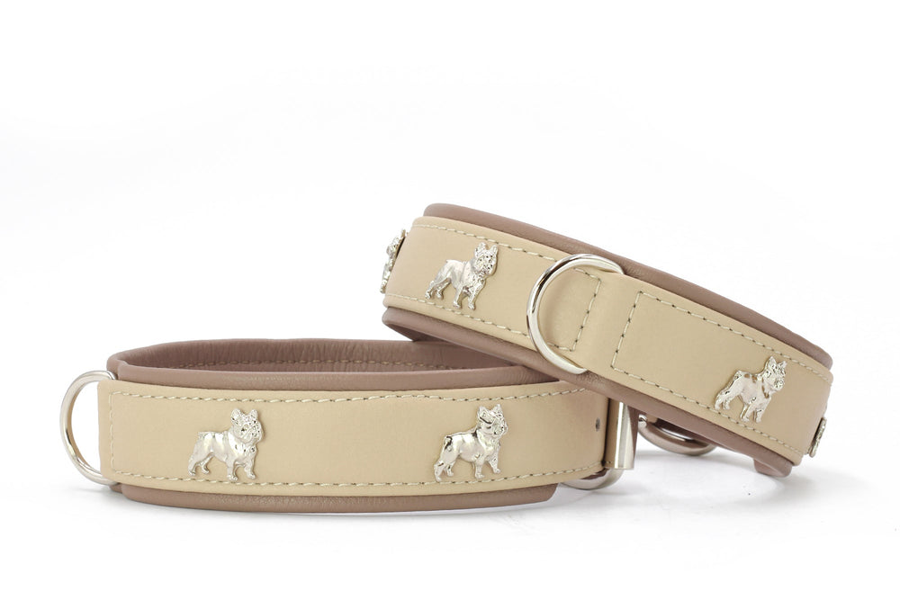 Beige Lederhalsbänder für Französische Bulldoggen mit metallischen Hundemotiven und praktischer Befestigungsöse.