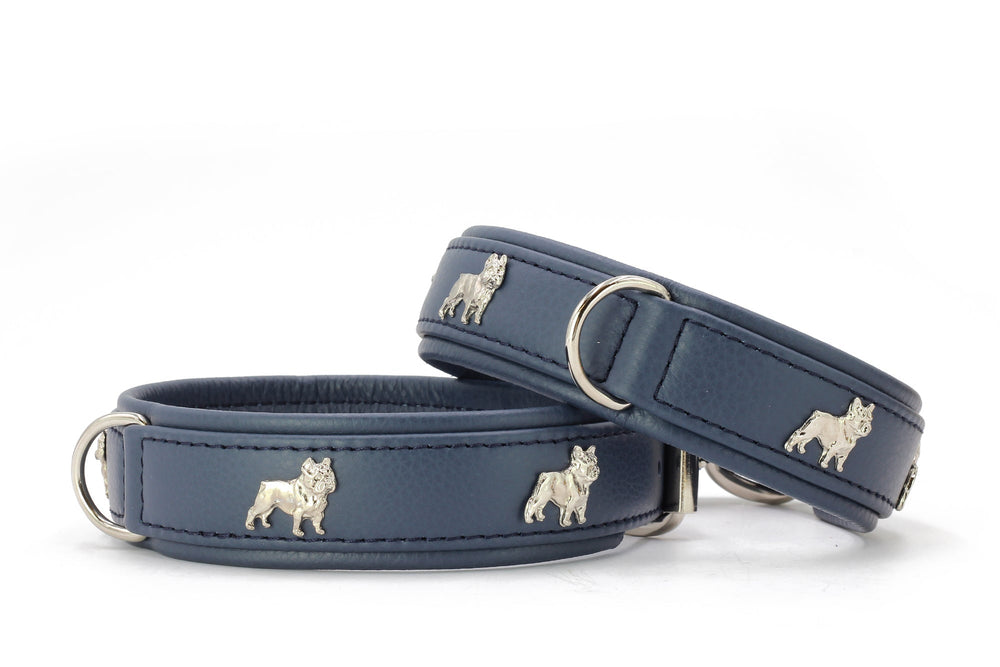 Zwei blaue Lederhalsbänder für Französische Bulldoggen mit silbernem Hundeemblem und D-Ring zur Befestigung.