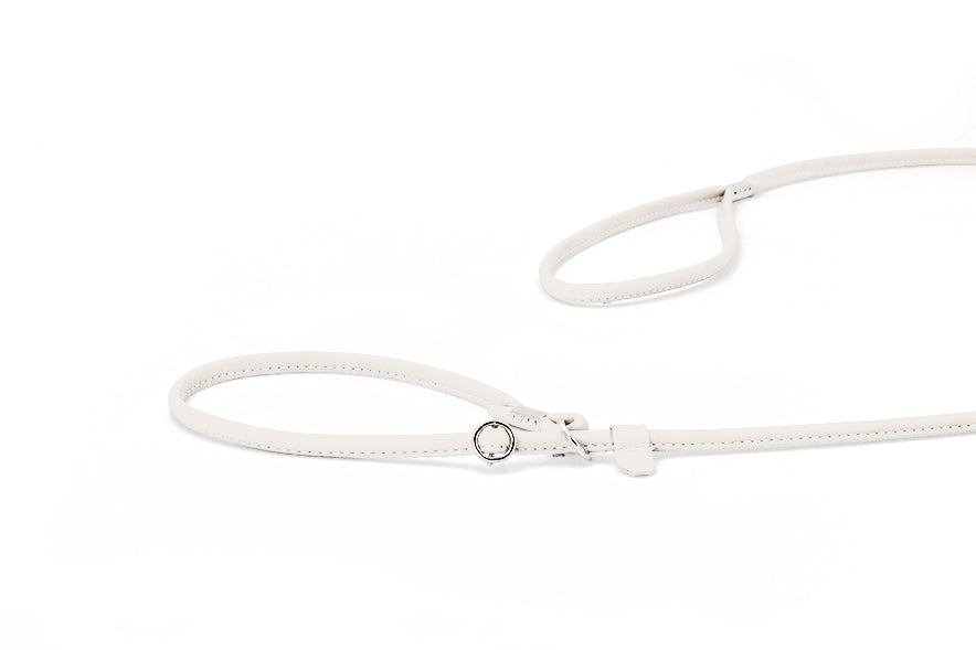 Elegante, weiße Lederleine mit zwei Schlaufen und Befestigungsring auf weißem Hintergrund.