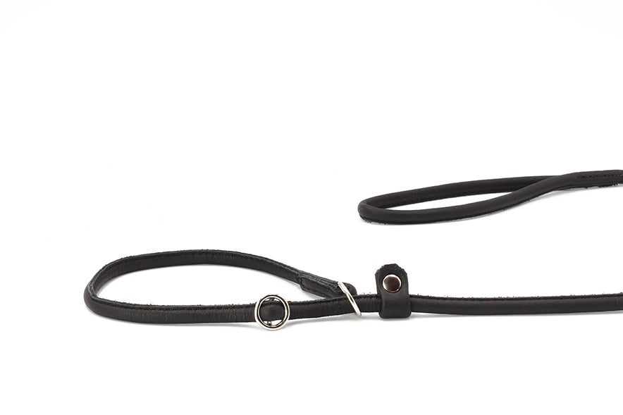 Verstellbare schwarze Kunstlederleine für große Hunde, elegant im minimalistischen Design mit Schlaufe und Rundring.