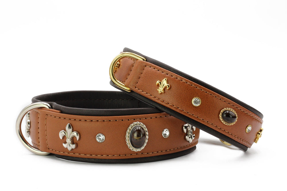 Halsband Dark Diamond: Zwei braune Lederhundehalsbänder mit silbernen, goldenen Akzenten und Glitzersteinen dekoriert.