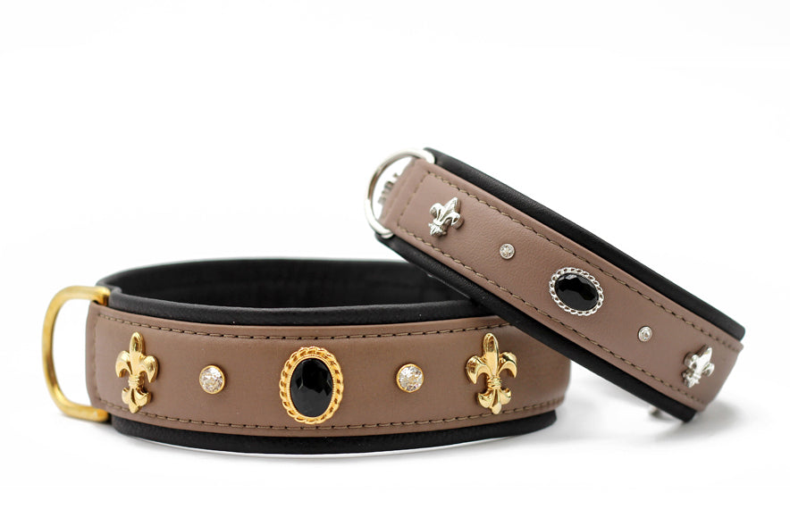 Stylische braune Lederhalsbänder mit gold- und silberfarbenen Verzierungen sowie einem schwarzen Stein und Fleur-de-Lis.