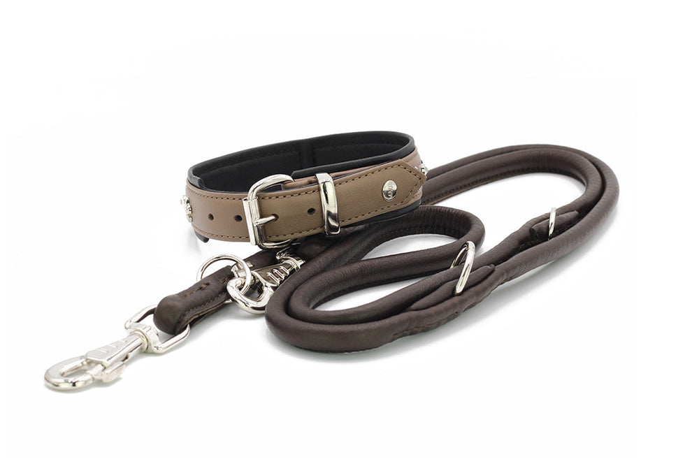 "Hundehalsband Dark Diamond in Braun-Beige mit silbernen Beschlägen und passender, weicher Leine."