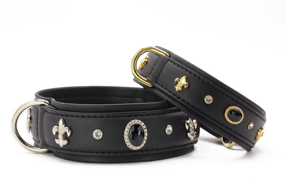 Schwarze Leder-Halsbänder mit Strasssteinen und Lilien-Metallanhängern, elegant und stilvoll.