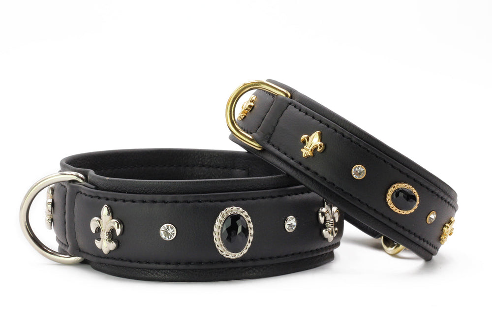 Schwarze Leder-Halsbänder mit Strasssteinen und Lilien-Metallanhängern, elegant und stilvoll.