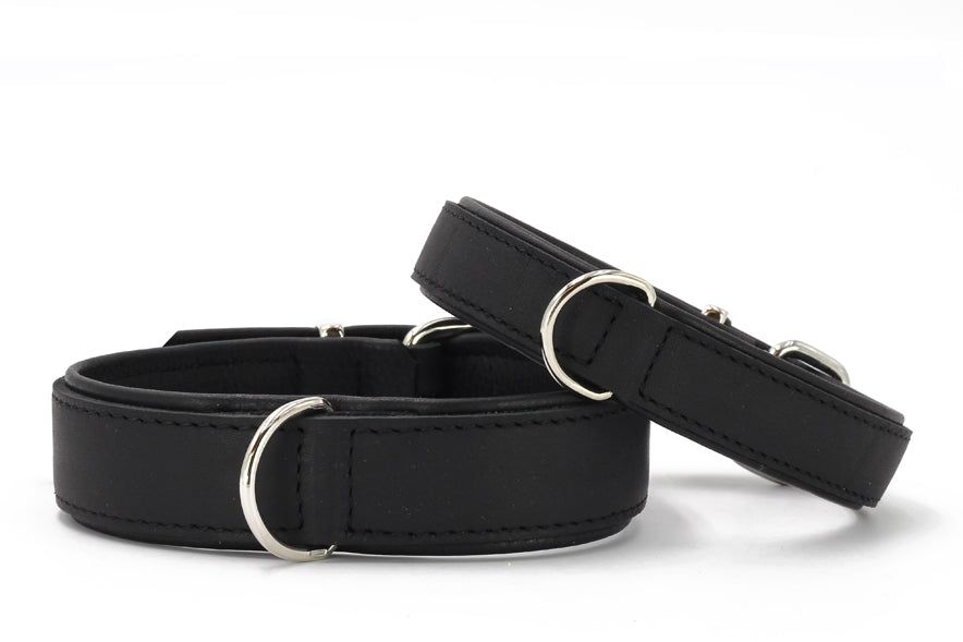Schwarze Lederhalsbänder in Premium-Qualität mit silbernen D-Ringen, schlicht und elegant, in zwei Größen.