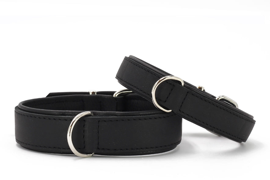 Schwarze Lederhalsbänder in Premium-Qualität mit silbernen D-Ringen, schlicht und elegant, in zwei Größen.