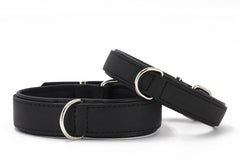 Schwarze Lederhalsbänder in Premium-Qualität mit silbernen D-Ringen, schlicht und elegant, in zwei Größen.