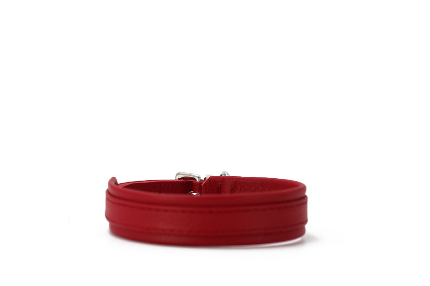 Rotes Lederhalsband Mini Klassik Soft mit eleganter Form und silberner Schnalle, hochwertig und geschmeidig.