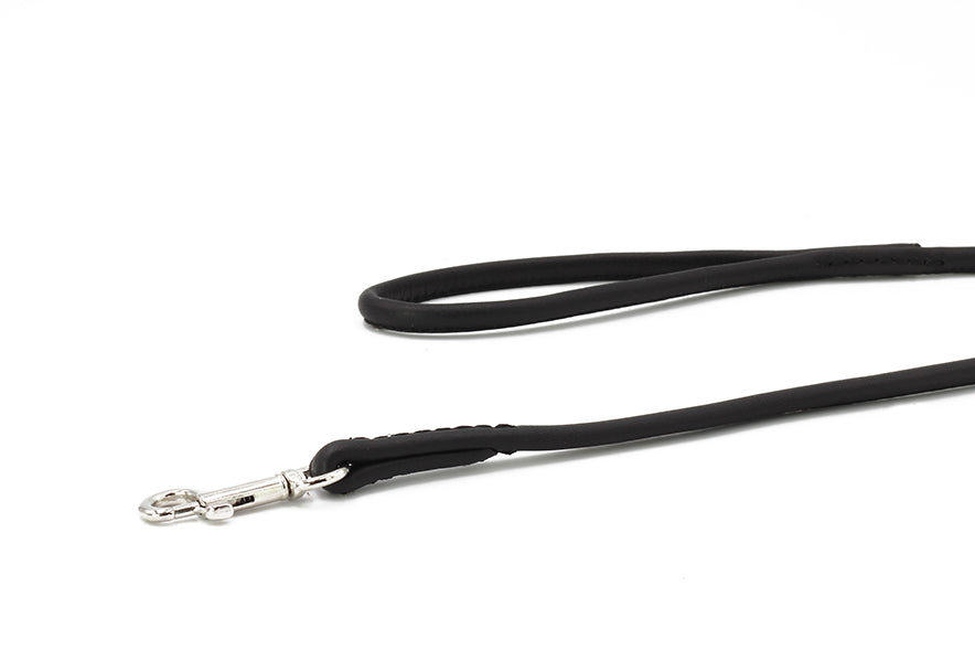 Schwarze Showleine aus Gummi für große Hunde mit flexiblem Design und Karabinerhaken zur sicheren Befestigung.