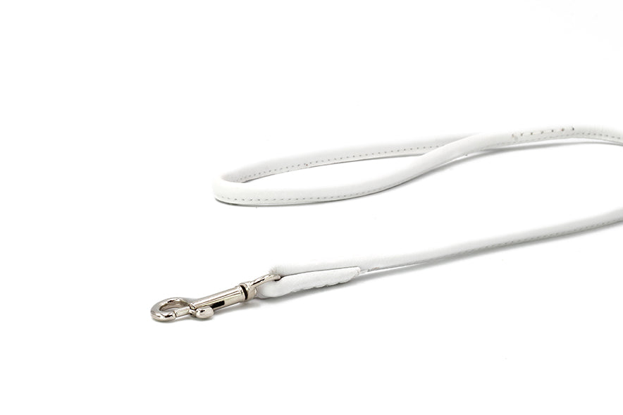 Elegante weiße Hundeleine aus Leder für große Hunde mit silbernem Karabinerhaken, auf schlichtem Hintergrund.
