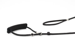 Schwarze verstellbare Hundeleine aus Leder mit gepolstertem Griff, Karabinerhaken und robustem Design.